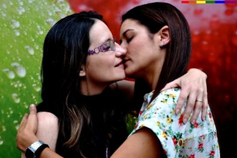 Monica-Oltra-y-Mireia-Molla-diputadas de compromis se besan en un portal homosexual